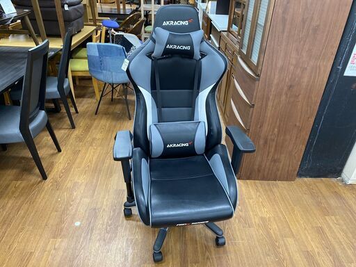 ゲーミングチェア　AKRAGING ブラック　売場展開中！