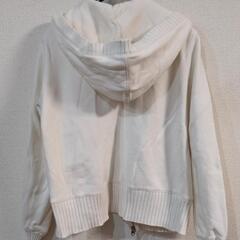 白パーカーの画像