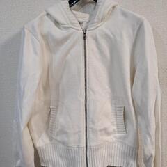 白パーカーの画像