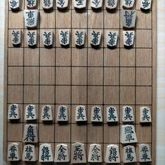将棋盤と駒のセットの画像
