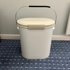 値下げ　フタ付きゴミ箱