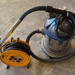 乾湿両用集塵機（掃除機）・電工リール　作業場などの清掃にどうぞ