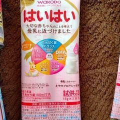 液体ミルク4缶、粉ミルク×4スティック、おまけの画像