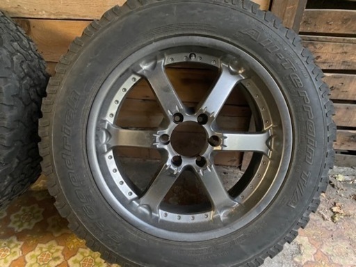 20インチ 9J 6H 139.7 オフセット不明　マッドタイヤ付き 20インチ 9J 6H 本物 139.7 オフセット不明 マッドタイヤ付き