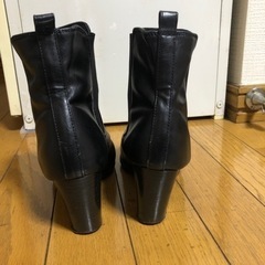 サイドゴムのショートブーツ