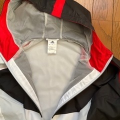 アディダス　adidas 薄手のフード付きウインドブレーカーの画像