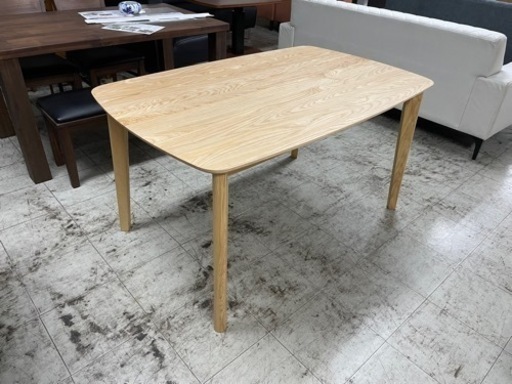 新品　未使用品　天然杢使用のダイニングテーブル　135センチ幅