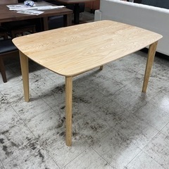 新品　未使用品　天然杢使用のダイニングテーブル　135センチ幅