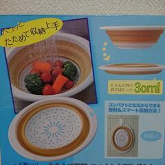 畳んで掛けられるシリコンのザルの画像