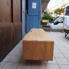 ACTUS(アクタス)で取り扱われていたRELIEF(レリーフ) タモ材×ウォールナット材 ローボードです。ナチュラルな質感シンプルなデザインが魅力のテレビボード。丸みのある角が特徴です♪久和屋CJ516の画像