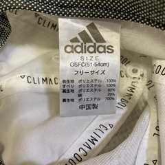 子供用　adidasキャップの画像