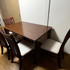 テーブルに椅子と物置棚を4つ追加