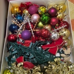 クリスマスツリー 飾り付きの画像