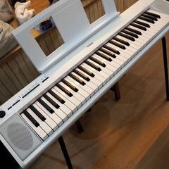 ◆YAMAHA ヤマハ キーボード piaggero ピアジェーロ NP-１２ (スタンド・譜面台付き)ホワイト◆の画像