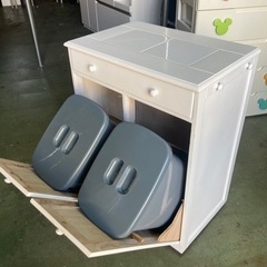 ● ゴミ箱収納、ゴミ箱、引き出しと天板付きの画像