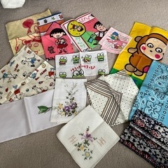 ランチョンマット、布製コースター4枚セット、ハンカチ各種、和紙メモ帳、SNOOPYキッチンクロス、琉球ガラス箸置き4個、コーヒーフィルターペーパー二箱、スノーマンガラスポットなどなどの画像