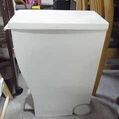 セール中につき、通常特価3,278円より半額の1,639円!　Kcud クード　スリムペダル　33L　ゴミ箱　ペダル式　45Lポリ袋対応　キャスター付き　ペダルペールの画像