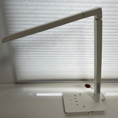 三点セット　学習机　パソコンデスク　デスクライト　イスの画像