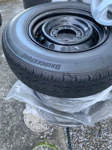 ハイエースの新車外しタイヤです