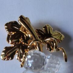 ⦿SWAROVSKIのブドウ房型です、高級感あるブローチです、⭐画像2，10円硬貨比較用⭐使用感ない良品、画像５刻印、⭐プロフィール必読ですの画像
