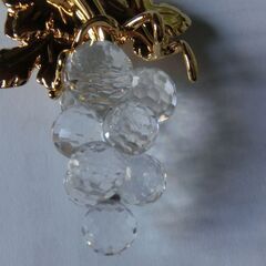⦿SWAROVSKIのブドウ房型です、高級感あるブローチです、⭐画像2，10円硬貨比較用⭐使用感ない良品、画像５刻印、⭐プロフィール必読ですの画像