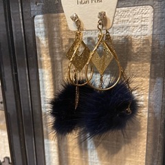 新品　ブラック　ファー　ピアスの画像