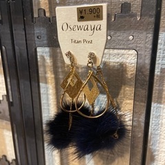 新品　ブラック　ファー　ピアスの画像