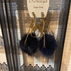 新品　ブラック　ファー　ピアスの画像