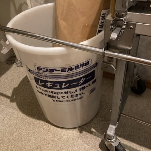 ヤヨイの自動壁紙糊付機