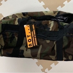 【お譲り先決まりました】未使用　迷彩ボストンバッグ　肩紐付き