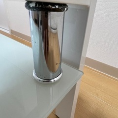 ガラスローテーブルの画像