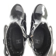 新古品　子供　キッズ　女の子　ガール　エナメル系ショートブーツ　16の画像
