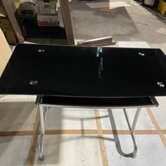 ニトリ　ガラス製パソコンデスク　を格安で❗️