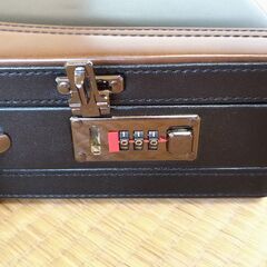 アタッシュケース（合皮、黒・茶、暗号キー、ビジネスバッグ）の画像