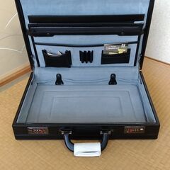 アタッシュケース（合皮、黒・茶、暗号キー、ビジネスバッグ）の画像