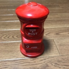 昔ながらの郵便ポストの貯金箱