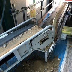 ヤード内でのガラの選別や仕分けの作業です。の画像