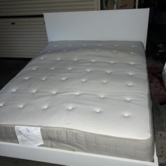 Ikea queen size (165x220cm)ベッド フレームとマットレス