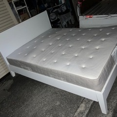 Ikea queen size (165x220cm)ベッド フレームとマットレス