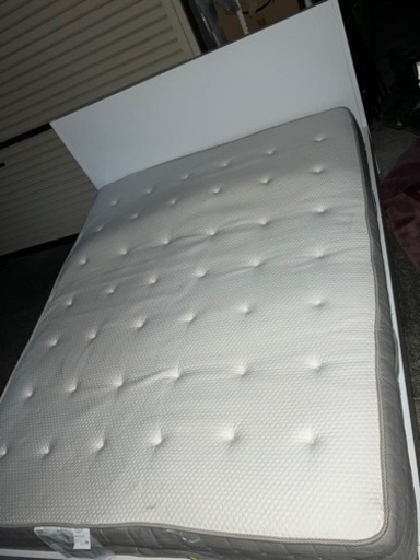 Ikea queen size (165x220cm)ベッド　フレームとマットレス