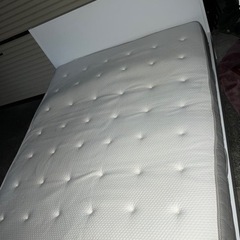 Ikea queen size (165x220cm)ベッド フレームとマットレス