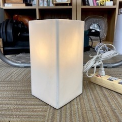 【超美品‼️】ニトリ LED球付き♪ デスクライト 照明器具 テーブルランプ 陶器製ホワイト♪の画像
