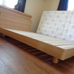 世田谷区近辺配送可能　シモンズ　SIMMONS　木製ベットフレームコンセント付　セミダブル　203㎝×120㎝　ナチュラル シンプル　ステーションタイプ レッグタイプの画像