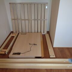 世田谷区近辺配送可能　シモンズ　SIMMONS　木製ベットフレームコンセント付　セミダブル　203㎝×120㎝　ナチュラル シンプル　ステーションタイプ レッグタイプの画像