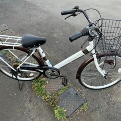 24インチ 自転車 6段切替 ホワイト×ブラウン カゴ付き 荷台付き ライト