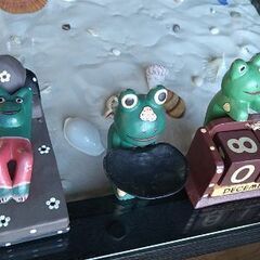 バリ島 木彫りのカエル 3体の画像