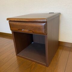 ベッドサイドテーブル