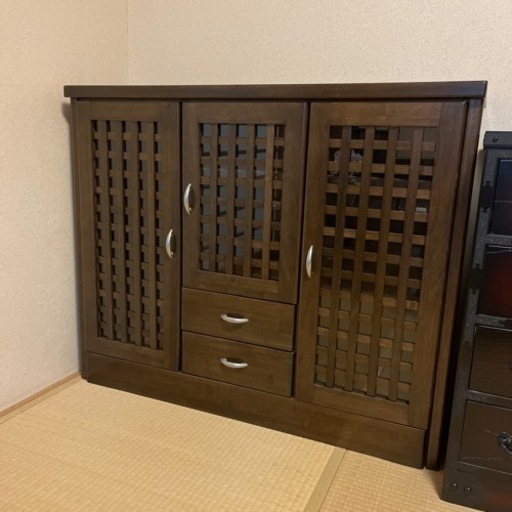 【売れました！】格子ガラス扉キャビネット