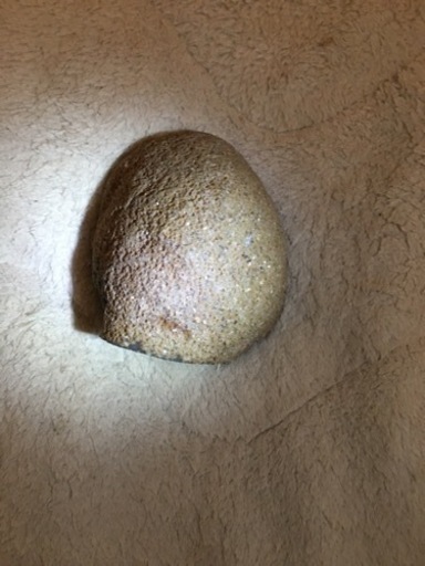 水晶、原石サイズ　タテ約7cmヨコ6.5cm.奥行き3.5cmです。綺麗な水晶の断面です。