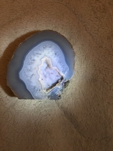 水晶、原石サイズ　タテ約7cmヨコ6.5cm.奥行き3.5cmです。綺麗な水晶の断面です。